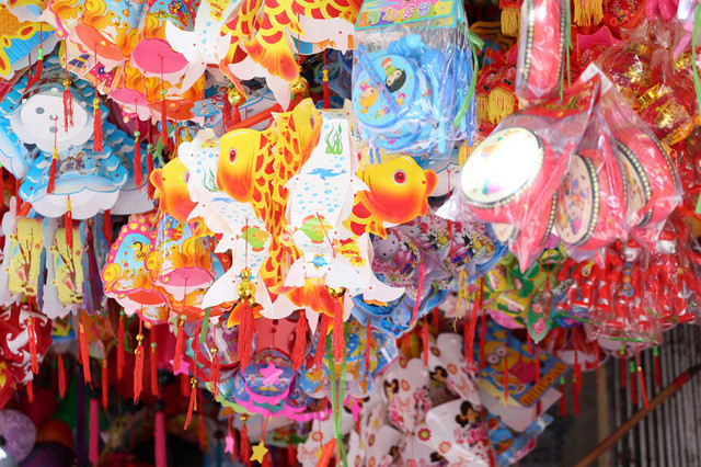 NĐến thời điểm hiện nay, hầu hết cửa hàng ở đây đều đổ buôn cho những tiểu thương, người kinh doanh ở các quận huyện ở Hà Nội cũng như gửi đơn hàng đi các tỉnh lân cận". Nếu như nhiều năm trước, các loại đồ chơi bày bán tại đây chủ yếu được nhập từ Trung Quốc thì một vài năm gần đây, nhiều đơn vị trong nước đã đưa ra thị trường rất nhiều mẫu mã bắt mắt.