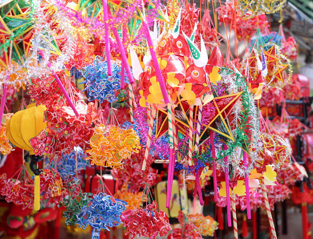 Những chiếc đèn ông sao có giá chỉ từ 20.000 đồng trở lên.