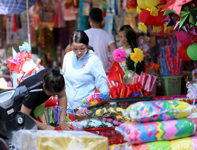 Trao đổi với Báo Gia đình &amp; Xã hội, chị Hoa - một nhân viên cửa hàng tại Kiều Dụ phố Hàng Mã (Hoàn Kiếm - Hà Nội) cho biết: "Cách đây khoảng nửa tháng nhiều cửa hàng đã bắt đầu nhập đồ chơi Trung thu về chào bán.
