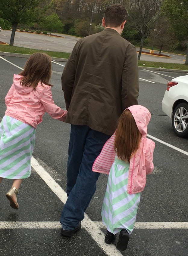 Trò đùa của cô bé tinh nghịch này có thể khiến bạn “đứng hình” một vài giây