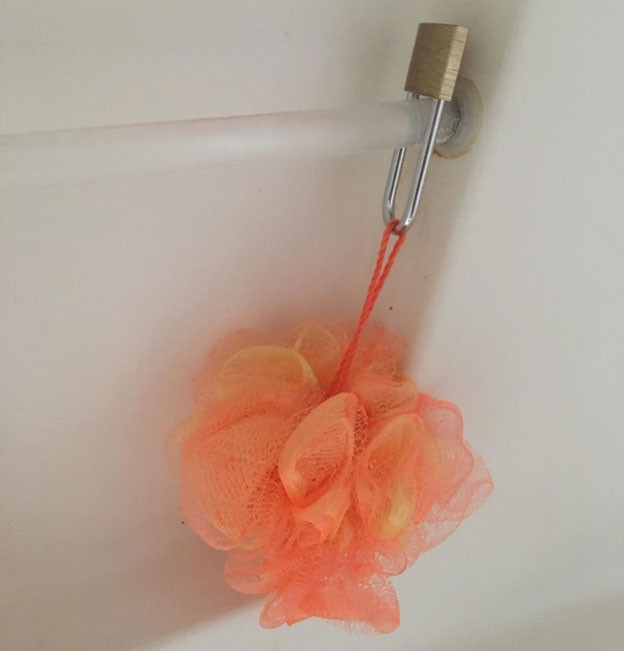 Không muốn mọi người dùng chung bông kì người với mình, bạn trẻ này đã nghĩ cách “khóa” nó lại