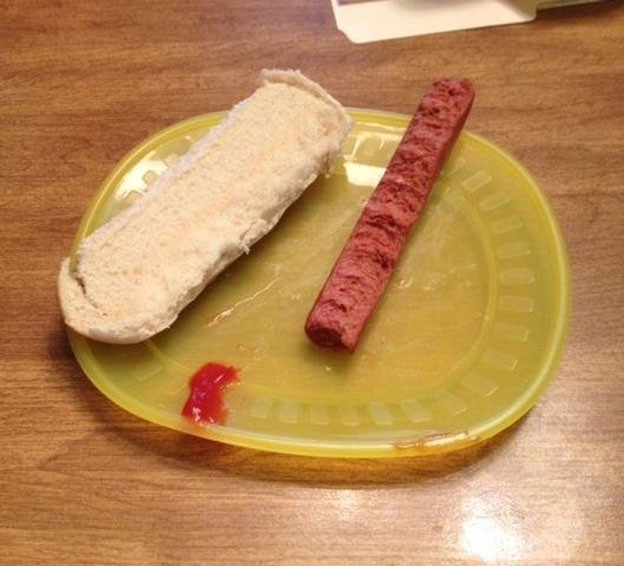 Đứa trẻ lém lỉnh này đã nghe lời mẹ ăn “nửa cái hotdog"