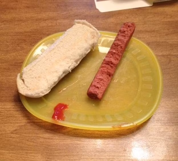 Đứa trẻ lém lỉnh này đã nghe lời mẹ ăn “nửa cái hotdog"