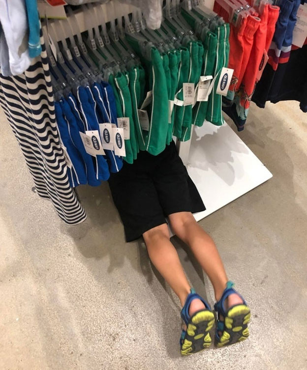 Khi trẻ ngán ngẩm với việc thử quần áo