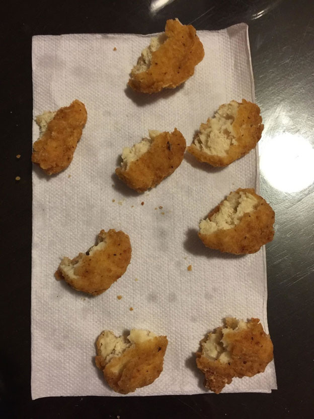 Câu chuyện tương tự với một cậu bé khác khi được lệnh “ăn nửa chỗ gà rán”. Như thế này thì chắc không còn cách nào khác ngoài việc cho cu cậu nốt chỗ còn lại rồi