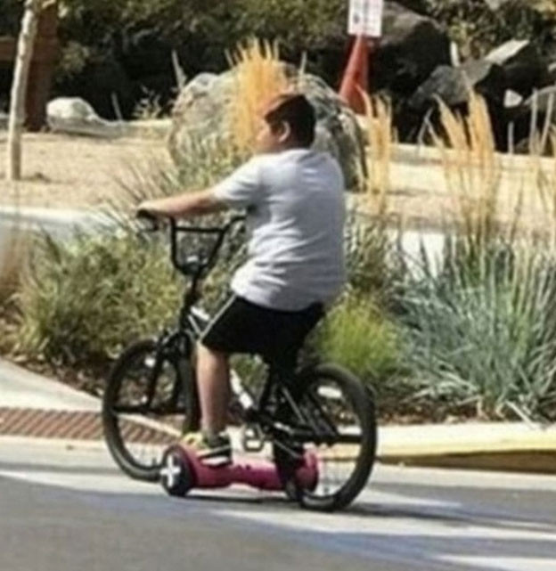  Cậu bé nhanh trí này vẫn vâng lời mẹ “đạp xe” mỗi sáng – chỉ là cách thức hơi độc lạ một chút thôi