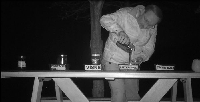 Theo anh Ibrahim Sedef, anh vốn là một kỹ sư nông nghiệp làm nghề nuôi ong. Trong một thời gian khá dài, anh đã phải vật lộn để ngăn chặn những con gấu lười biếng luôn phá hoại tổ ong để trộm mật.