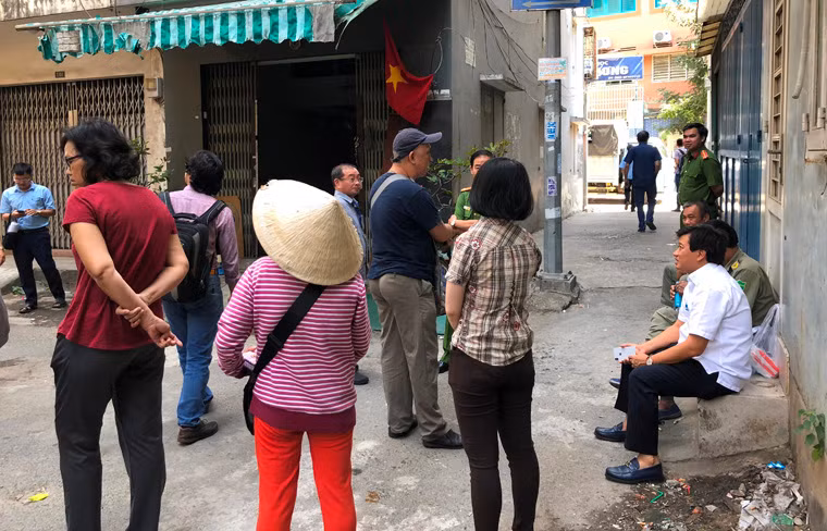 Ngay khi nhận được tin báo của các hộ dân về tình trạng nguy hiểm của chung cư, lãnh đạo UBND quận 1 đã xin ý kiến chỉ đạo của UBND TP HCM và tiến hành di dời người dân khẩn cấp ra khỏi chung cư. Phó Chủ tịch UBND quận 1 Đoàn Ngọc Hải (người mặc áo trắng) đã có mặt xuyên suốt từ đêm qua đến trưa 24/1 để chỉ đạo công tác di dời dân và tài sản đến nơi an toàn.