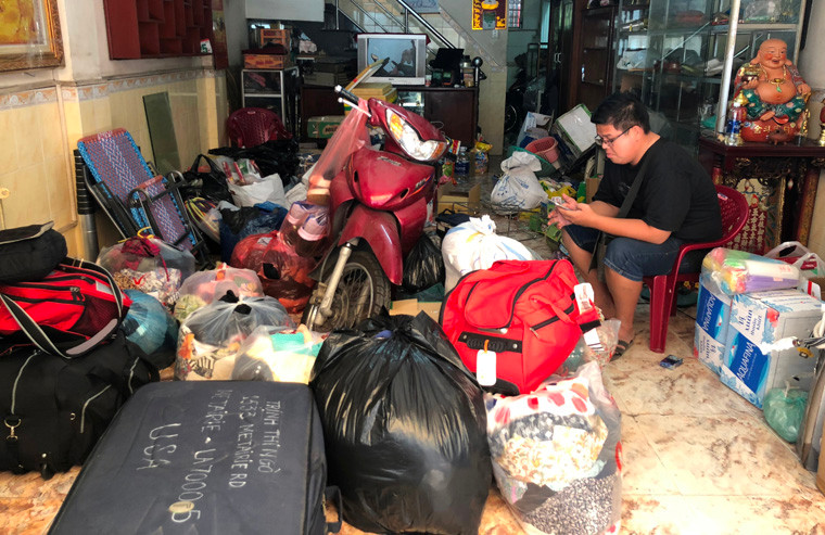 Người dân chung cư tất bật thu dọn tài sản để di dời.