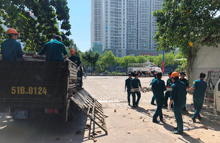 UBND quận 1 đã huy động rất nhiều lực lượng đến trợ giúp người dân trong việc di dời tài sản đưa đến nơi tạm cư là các chung cư mới ở quận 1, quận 4, quận Bình Thạnh... nhằm ổn định cuộc sống trong thời gian kiểm định toàn bộ khu chung cư 518 Võ Văn Kiệt.