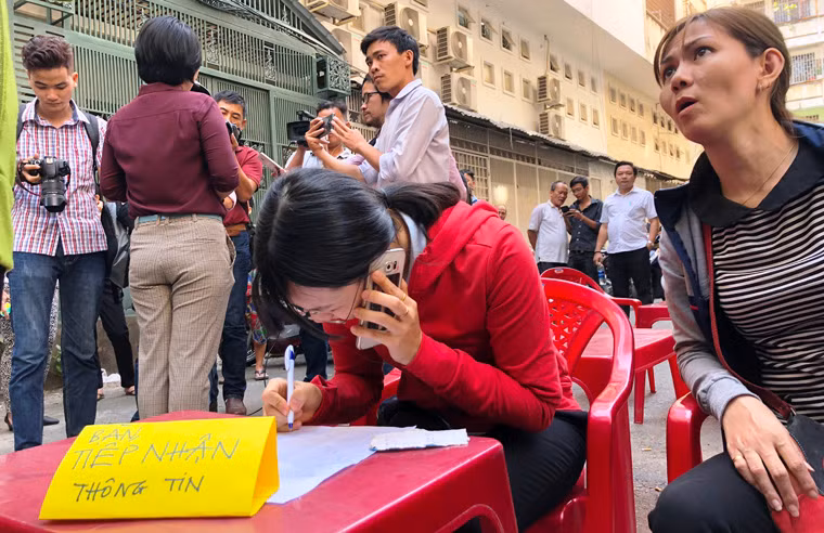 Chính quyền địa phương có mặt xuyên suốt để hỗ trợ người dân. Theo lãnh đạo UBND quận 1, có khả năng chung cư này sẽ đập bỏ để xây mới. Thời gian hoàn thành ít nhất phải mất 18 tháng.