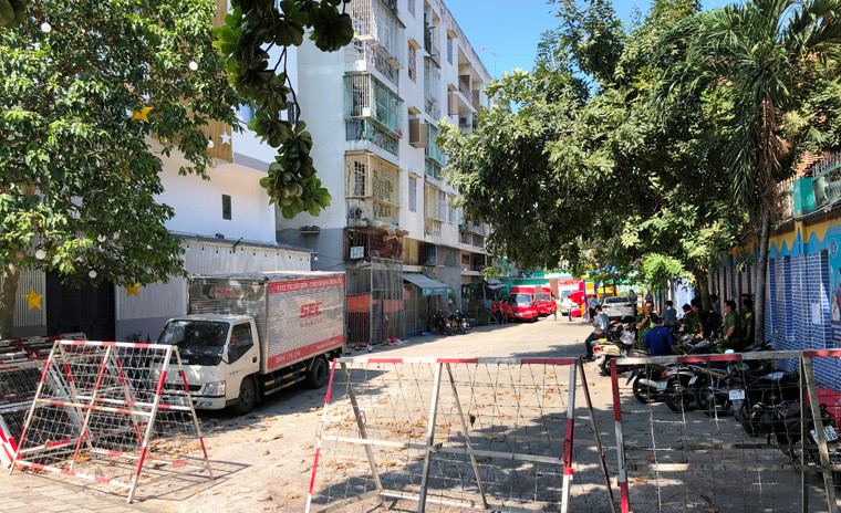 Trước đó, tại lô E chung cư nói trên có hiện tượng lún nứt, tạo ra rung lắc. Đến tối qua 23/1, tình trạng diễn ra nghiêm trọng hơn nên người dân đã báo chính quyền địa phương.