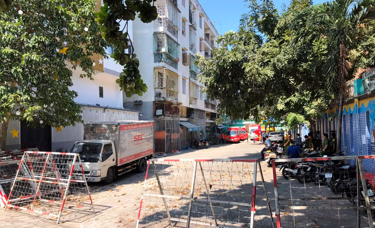 Trước đó, tại lô E chung cư nói trên có hiện tượng lún nứt, tạo ra rung lắc. Đến tối qua 23/1, tình trạng diễn ra nghiêm trọng hơn nên người dân đã báo chính quyền địa phương.