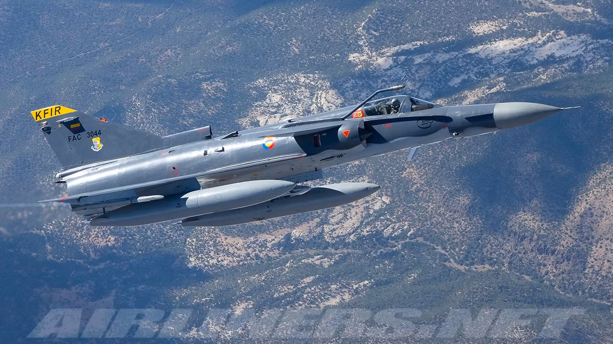 Thậm chí nhiều chuyên gia quân sự quốc tế còn nhận định rằng phiên bản Kfir Block 60 còn vượt trội F-16 Block 52 của Mỹ và tương đương với biến thể mới nhất F-16 Block 70/72 và dĩ nhiên vượt xa MiG-29UPG Ấn Độ.