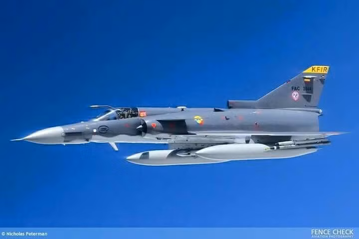 Bên cạnh đó máy bay còn được hiện đại hóa buồng lái với 2 màn hình hiển thị đa chức năng, hệ thống điều khiển “Fly by wire”, hỗ trợ chuẩn liên kết Link-16…