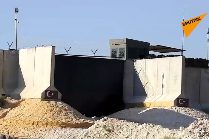 Để đến được Ma`arat al-Nu`man, SAA sẽ phải bao vây đồn quan sát Surman. Điều này giải thích tại sao quân đội Thổ Nhĩ Kỳ đang củng cố căn cứ này, đặc biệt là trong các báo cáo về việc gần kết thúc lệnh ngừng bắn hiện tại.