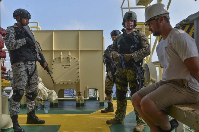Các thủy thủ Hải quân Mỹ và Thái Lan diễn tập tình huống bắt đối tượng buôn người trong khuôn khổ diễn tập hàng hải AUMX.