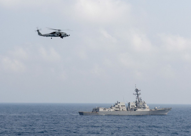 Sáng kiến tổ chức diễn tập AUMX được đề xuất lần đầu tiên tại cuộc họp mở rộng của Bộ trưởng Quốc phòng các nước ASEAN năm 2017 và được chính thức xác nhận trong cuộc họp vào năm 2018. Tuy nhiên trước đó, Hải quân Mỹ cũng đã tiến hành các hoạt động diễn tập và thăm cảng tới các nước Đông Nam Á trong hàng chục năm qua. Trong ảnh: Một máy bay trực thăng MH-60R Sea Hawk từ "Easyriders" của Phi đội trực thăng tấn công hàng hải (HSM) 37 bay gần tàu khu trục tên lửa dẫn đường lớp Arleigh Burke USS Wayne E. Meyer (DDG 108).