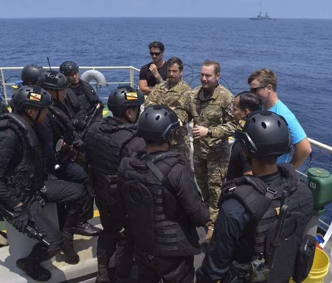 Lực lượng tuần duyên Mỹ và hải quân Brunei thảo luận trong quá trình diễn tập.