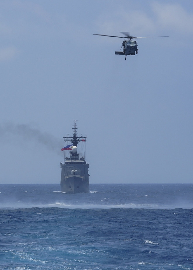 AUMX thúc đẩy những cam kết chung giữa các đối tác hàng hải, hướng đến duy trì an ninh và ổn định tại khu vực Đông Nam Á. Trực thăng SH-60S Sea Hawk của Hải quân Mỹ bay trên tàu BRP Ramon Alcaraz của Hải quân Philippines.