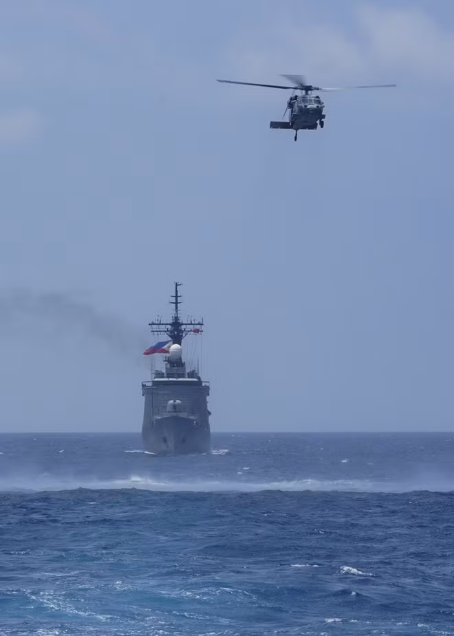 AUMX thúc đẩy những cam kết chung giữa các đối tác hàng hải, hướng đến duy trì an ninh và ổn định tại khu vực Đông Nam Á. Trực thăng SH-60S Sea Hawk của Hải quân Mỹ bay trên tàu BRP Ramon Alcaraz của Hải quân Philippines.