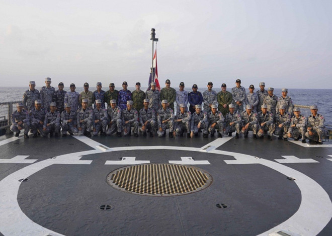 Các thành viên của lực lượng đặc nhiệm ASEAN-Mỹ chụp ảnh nhóm trên tàu HTMS Krabi (OPV 551) sau khi kết thúc AUMX.