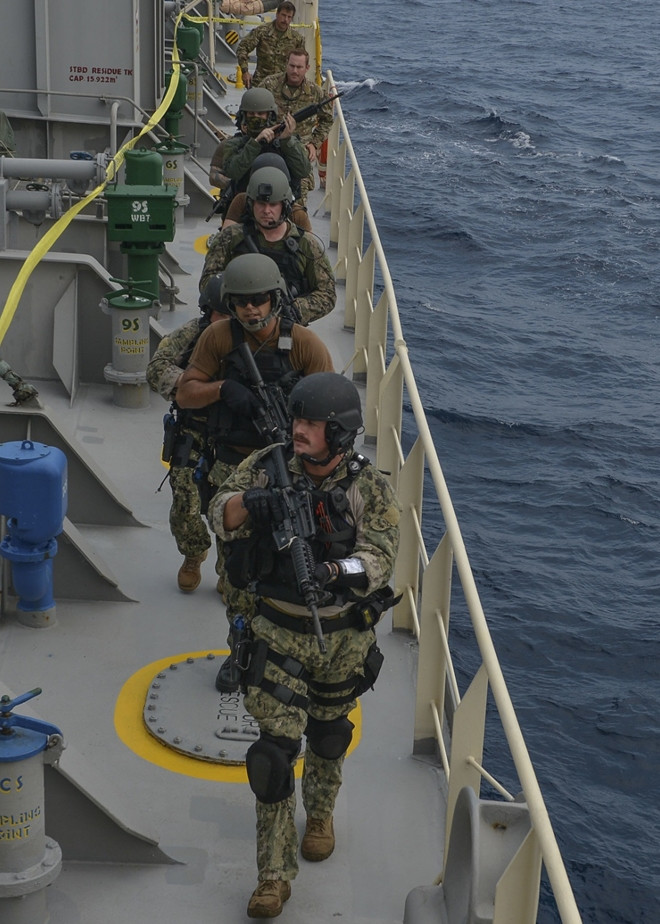 Các tàu thương mại do Mỹ thuê được sử dụng làm các mục tiêu tấn công giả định trong cuộc diễn tập AUMX, trong đó tập trung vào việc đối phó với các mối đe dọa trên biển. Lực lượng hải quân của các nước đã phối hợp với nhau để thực hiện các bài tập khám xét và bắt giữ trong các tình huống giả định. Trong ảnh: Thủy thủ Hải quân Mỹ thực hiện khám xét một tàu huấn luyện trong cuộc diễn tập với Hải quân Thái Lan.