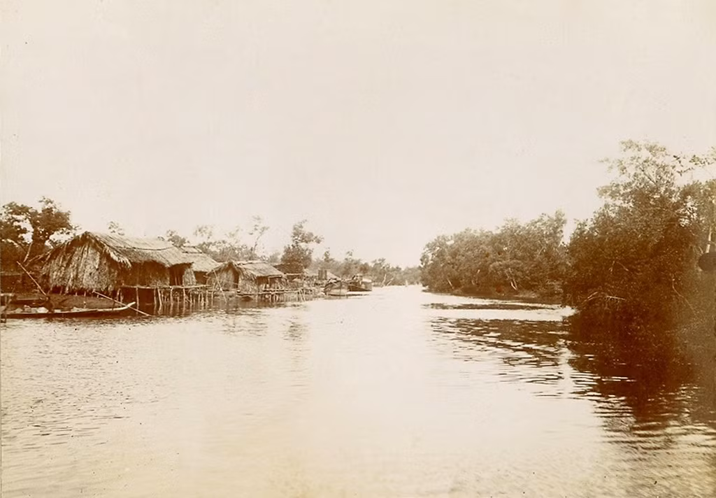 Xóm làng ven sông.