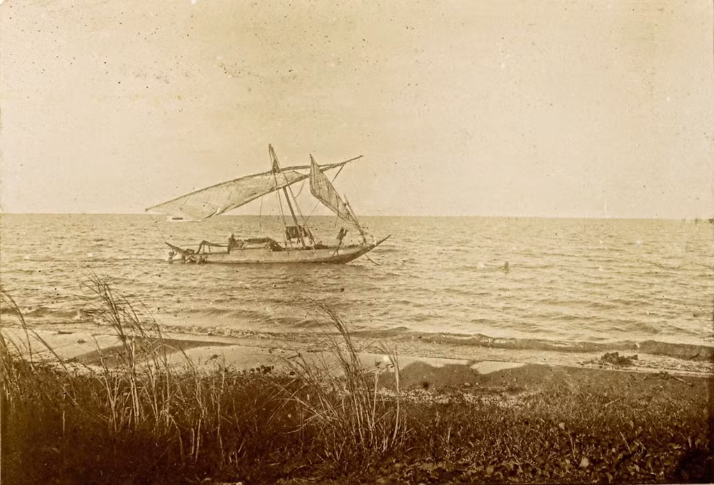 Con thuyền nhỏ ở một vùng biển Nam Kỳ.