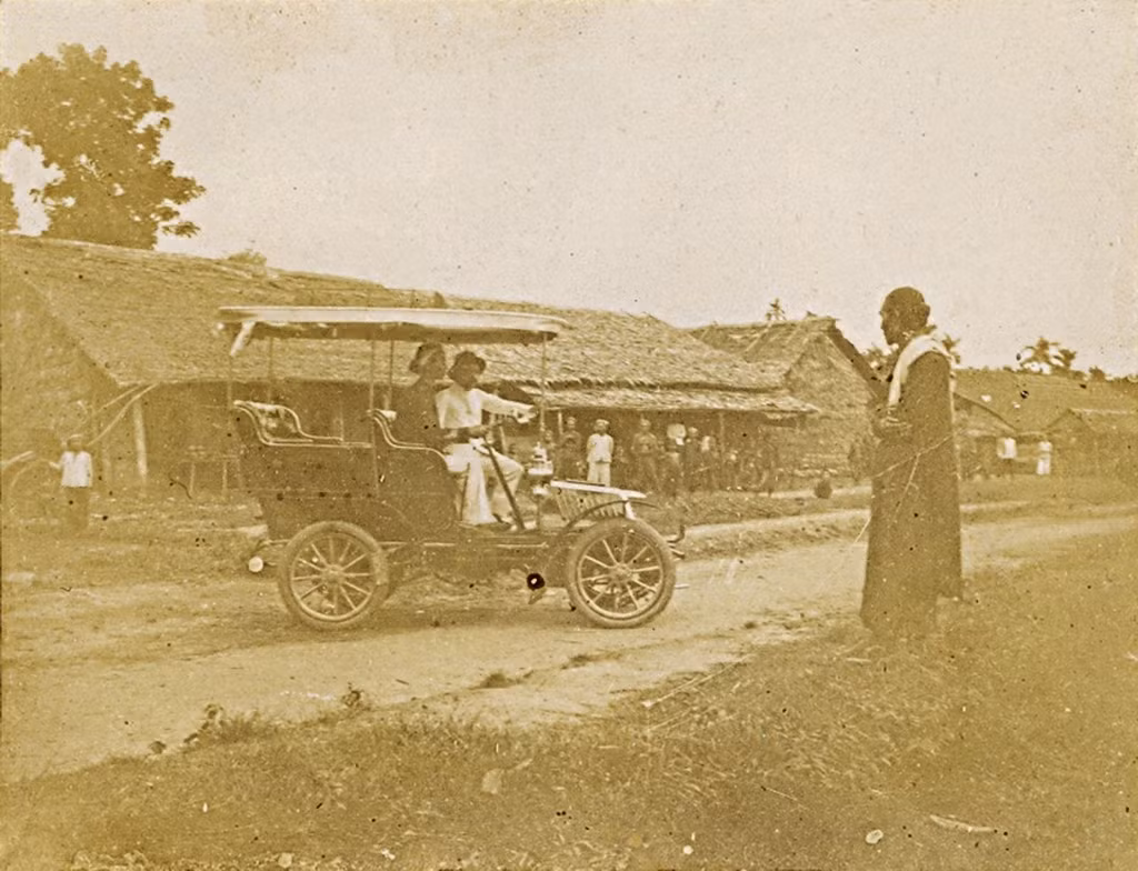 Xế hộp trên đường làng.