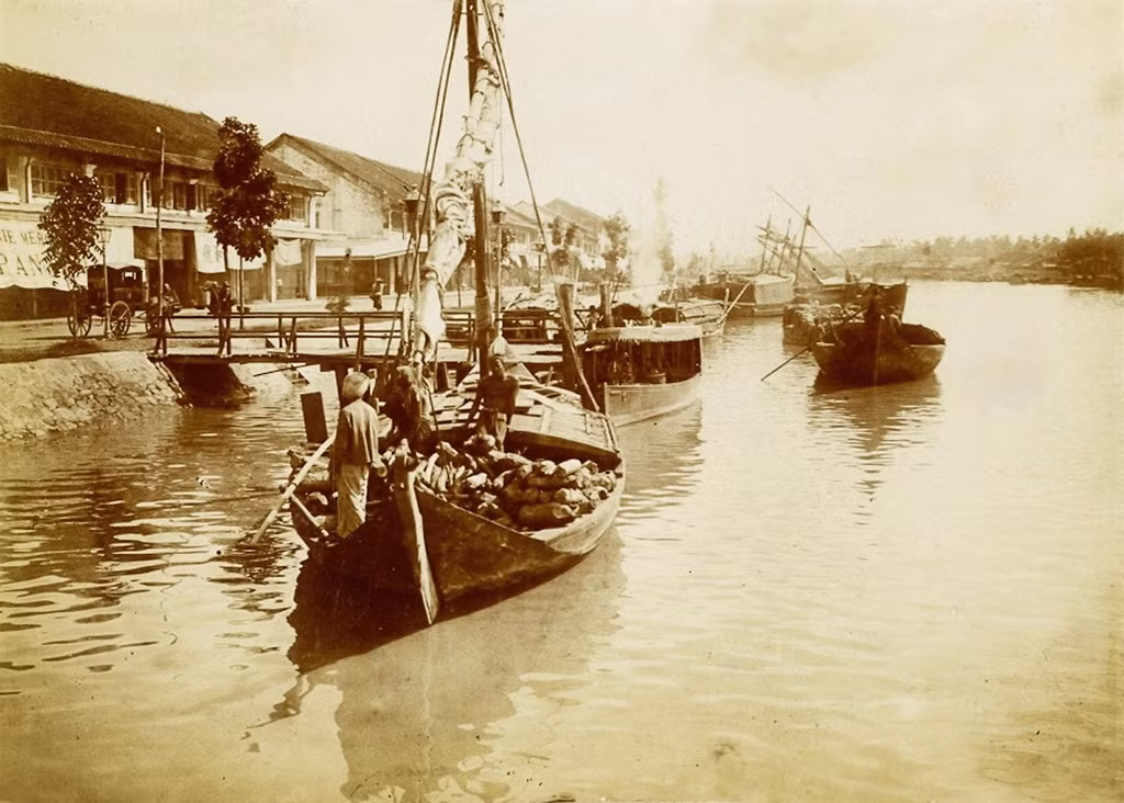 Thuyền chở gạo ở một bến sông.