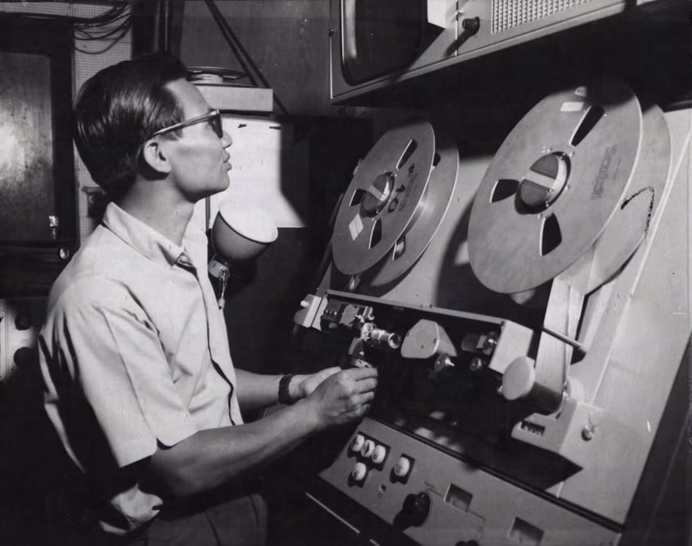 Ông Hoàng Thái - người phụ trách trường quay - kiểm tra một máy ghi băng Ampex 1100 trước buổi ghi hình của các bản tin sắp tới.
