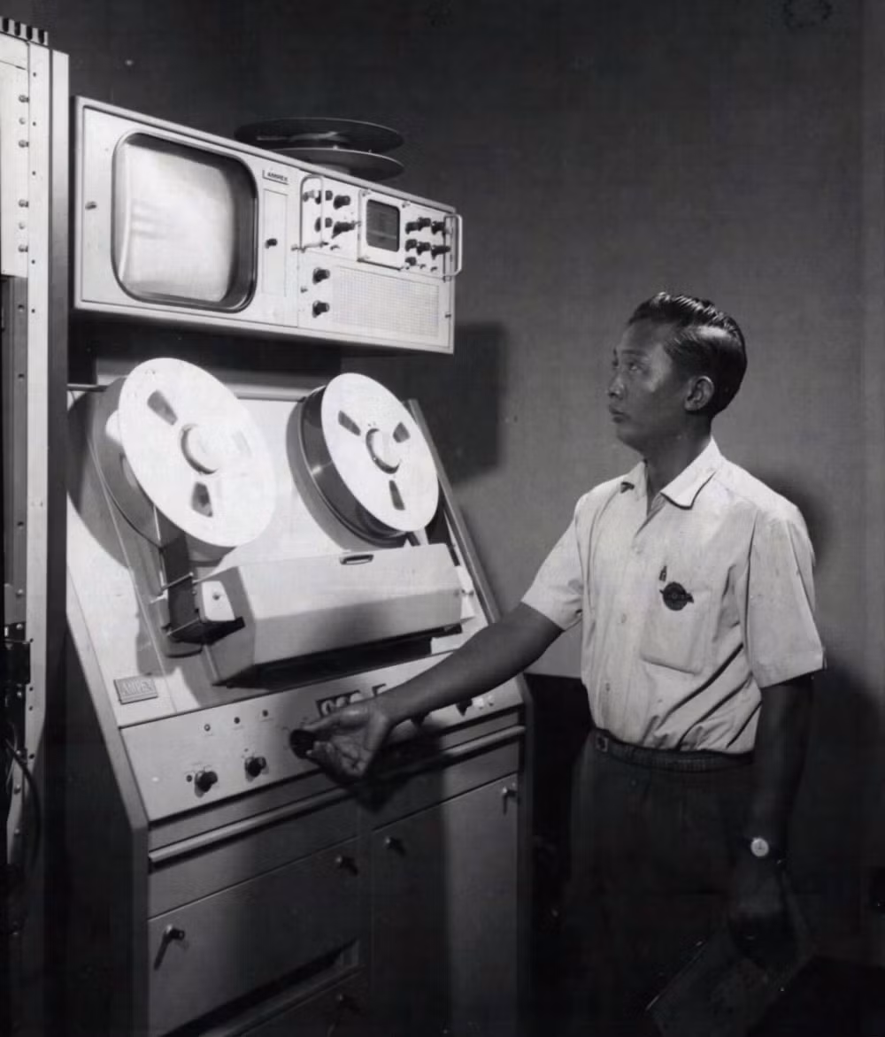 Một kỹ sư kiểm tra máy ghi băng Amplex khi buổi ghi hình cho bản tin hàng đêm sắp kết thúc.