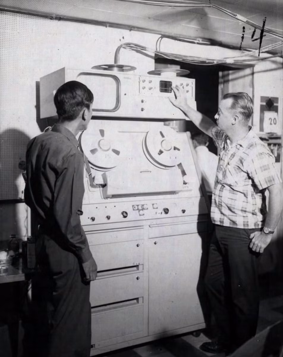 Ông Robert C. Gassert, cố vấn truyền hình Mỹ giám sát kỹ thuật viên Việt Nam khi vận hành máy ghi băng Ampex.