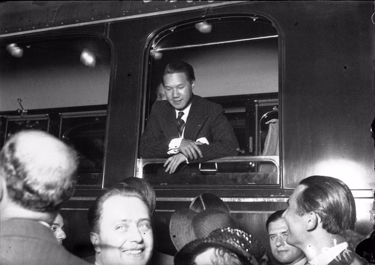 Bảo Đại quan sát người dân Paris từ cửa sổ toa tàu.