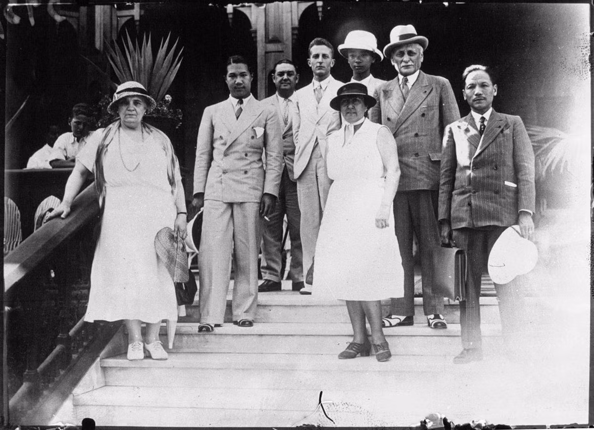 Trong chuyến công du năm 1932, hoàng đế Bảo Đại cũng ghé thăm Ai Cập. Trong ảnh, Bảo Đại (người thứ 2 từ trái sang) và người em họ Vĩnh Cẩn (ngoài cùng bên phải) chụp ảnh kỷ niệm tại Cairo, thủ đô Ai Cập.