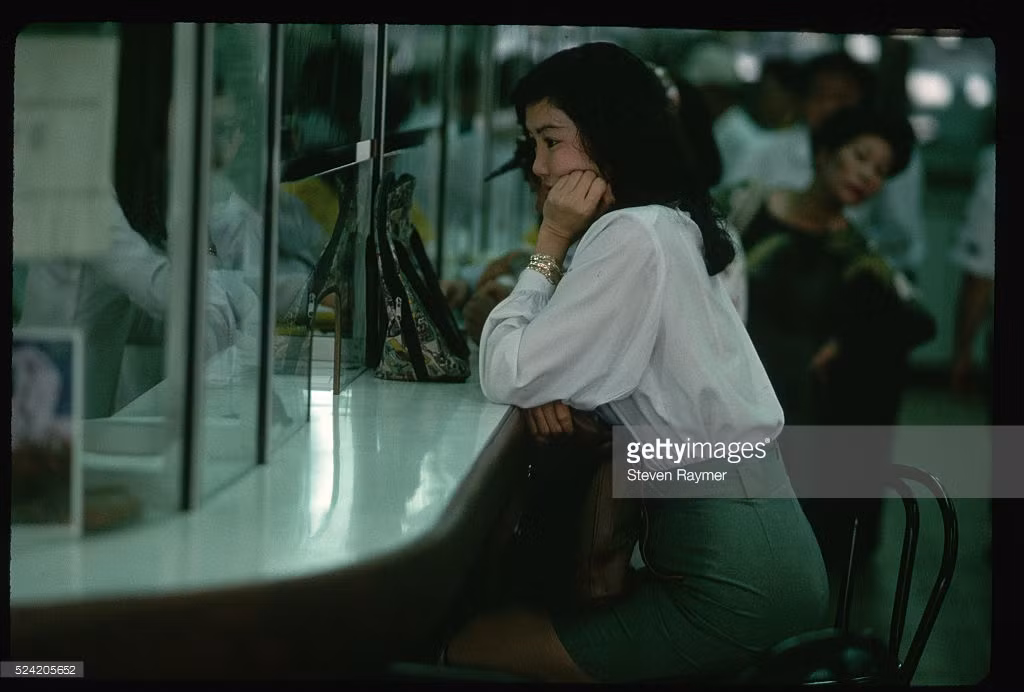 Người phụ nữ tại chi nhánh ngân hàng Vietcom Bank ở TP HCM.