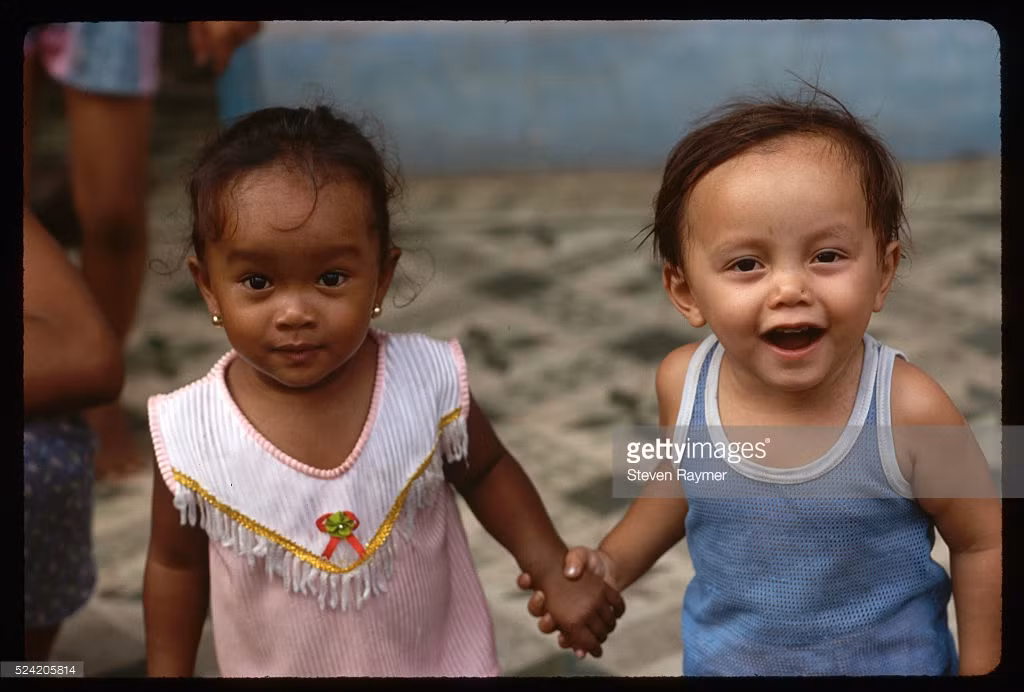 Nhiều em bé trong số này đang chờ cấp visa để được nhập cảnh vào Mỹ.