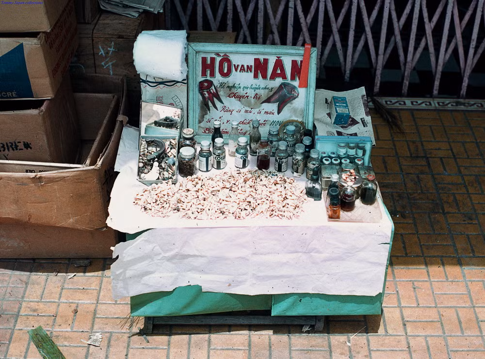 Một quầy nha sĩ dạo ở thị xã Pleiku, Gia Lai năm 1969. Trên sạp là những chiếc răng hàm chất đống.