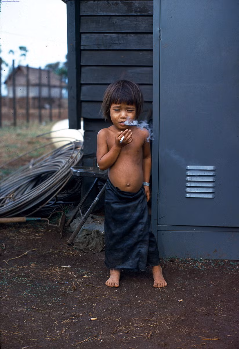 Em bé hút thuốc lá tại căn cứ của Mỹ ở Pleiku.