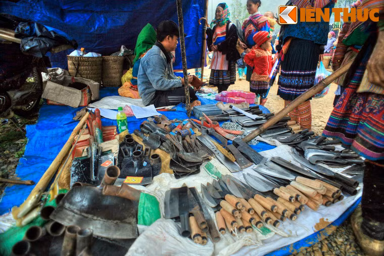 Cửa hàng kim khí với rất nhiều chủng loại công cụ khác nhau.