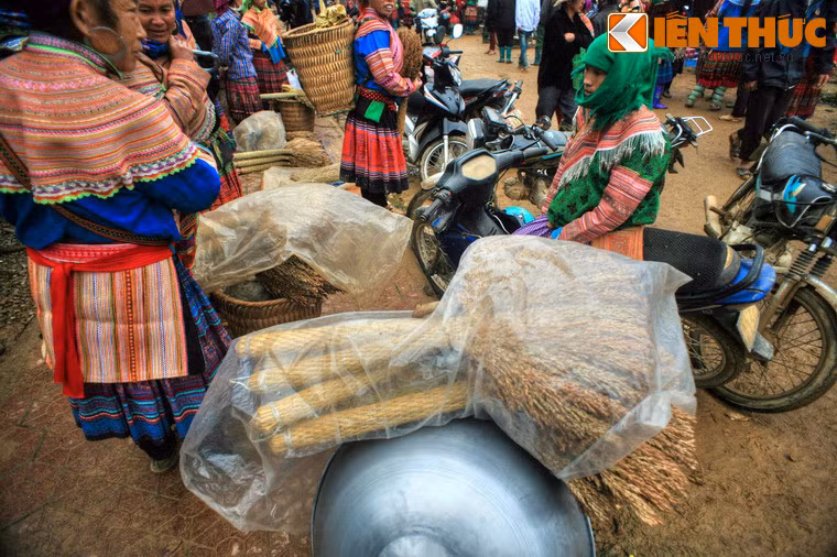 Những cây chổi bện từ bông cỏ.