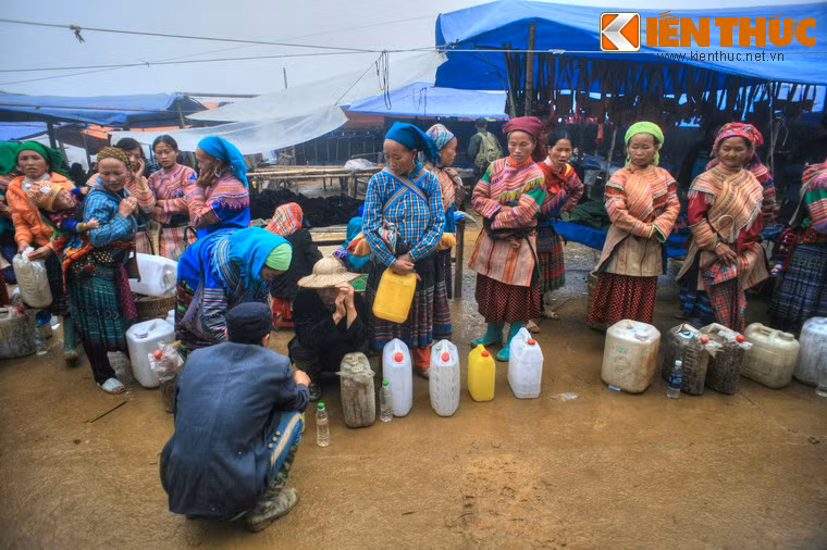 Các quý ông không thể không ghé mắt đến khu bán rượu.