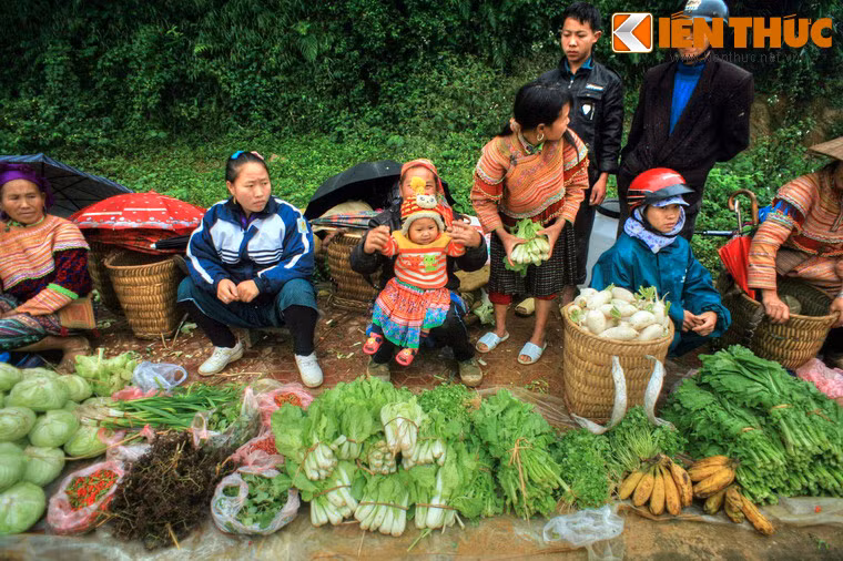Chợ Sín Chéng không lớn và quy mô như chợ Bắc Hà, nhưng chủng loại các mặt hàng có thể nói không hề thua kém. Mặt hàng nổi bật ở chợ là những loại rau xanh, củ, quả xứ lạnh như cải mèo, cải cúc, đậu Hà Lan... được đồng bào trồng trên nương rẫy đảm bảo chất lượng sạch.