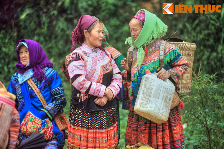 Chợ là nơi hội tụ của nhiều đồng bào dân tộc: Mông, Nùng, Tày, Thu Lao... quanh khu vực xã Sín Chéng đến giao lưu, trao đổi, buôn bán... vào từ buổi sáng đến trưa thứ 4 hàng tuần.