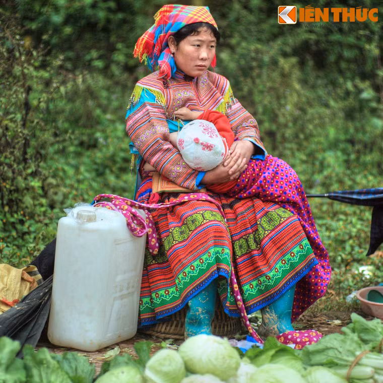 Bên cạnh các hoạt động thương mại, chợ cũng là nơi ghi dấu những khoảnh khắc đời thường mộc mạc của cư dân địa phương.