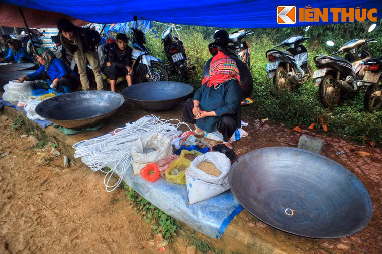 Bên cảnh rau quả và vật nuôi, các loại đồ dùng thường ngày bày bán ở chợ phiên Sín Chéng cũng rất phong phú, trong đó có nhiều thứ đặc trưng của văn hóa miền núi, như những chiếc chảo nấu thắng cố "khổng lồ" này.