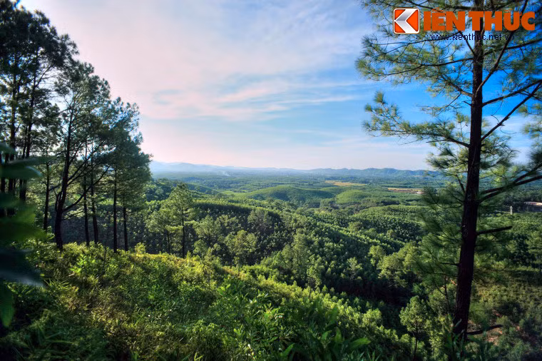 Từ đỉnh Đại Thiên Thọ có thể bao quát toàn bộ khu lăng mộ vua Gia Long, là một quần sơn với 42 đồi, núi lớn nhỏ, trong đó núi Đại Thiên Thọ này nằm ở vị trí trung tâm.
