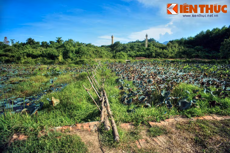 Hành trình chinh phục đỉnh Đại Thiên Thọ là một hành trình khá thú vị, bắt đầu bằng việc vượt qua đầm sen trước lăng trên một cầu tre thô sơ.