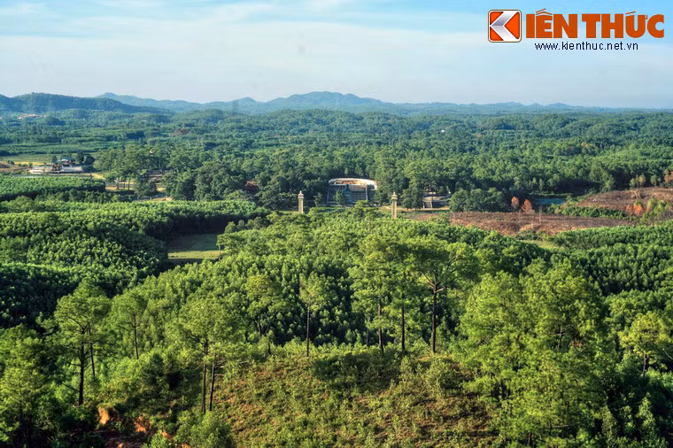 Công trình nằm giữa một vùng rừng núi hoang vu, rất ít sự hiện diện của dân cư.